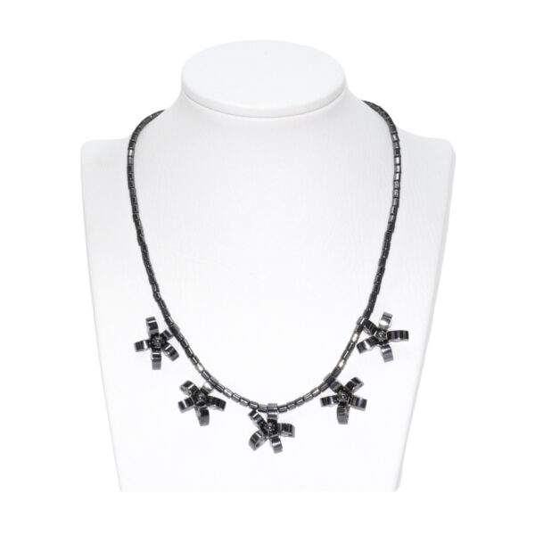 Collar Hematita con Colgante Flores